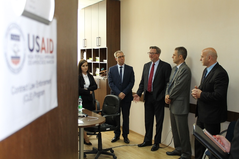 Drejtori i USAID-it James Hope viziton Gjykatën Themelore në Gjilan