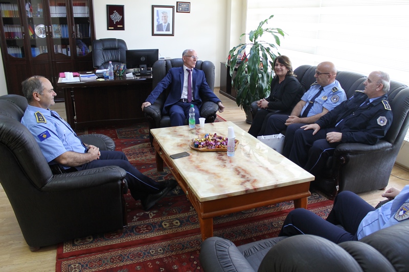 Kryetari Ramiz Azizi, pret në takim drejtuesit e Stacionit Policor në Gjilan