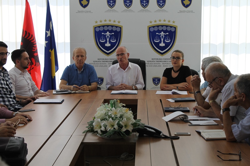 Kryetari Ramiz Azizi pret në takim avokatët e Gjilanit